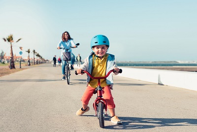 A közös kerékpározás előnyei a család számára